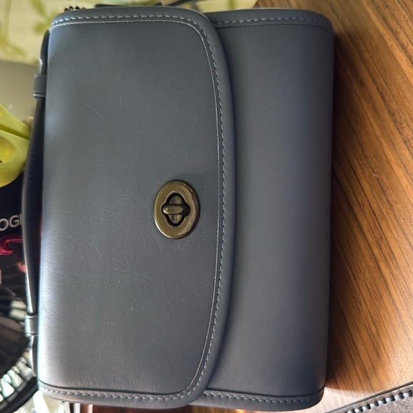 Coach Kip Turnlock crossbody - Picture 1 of 8